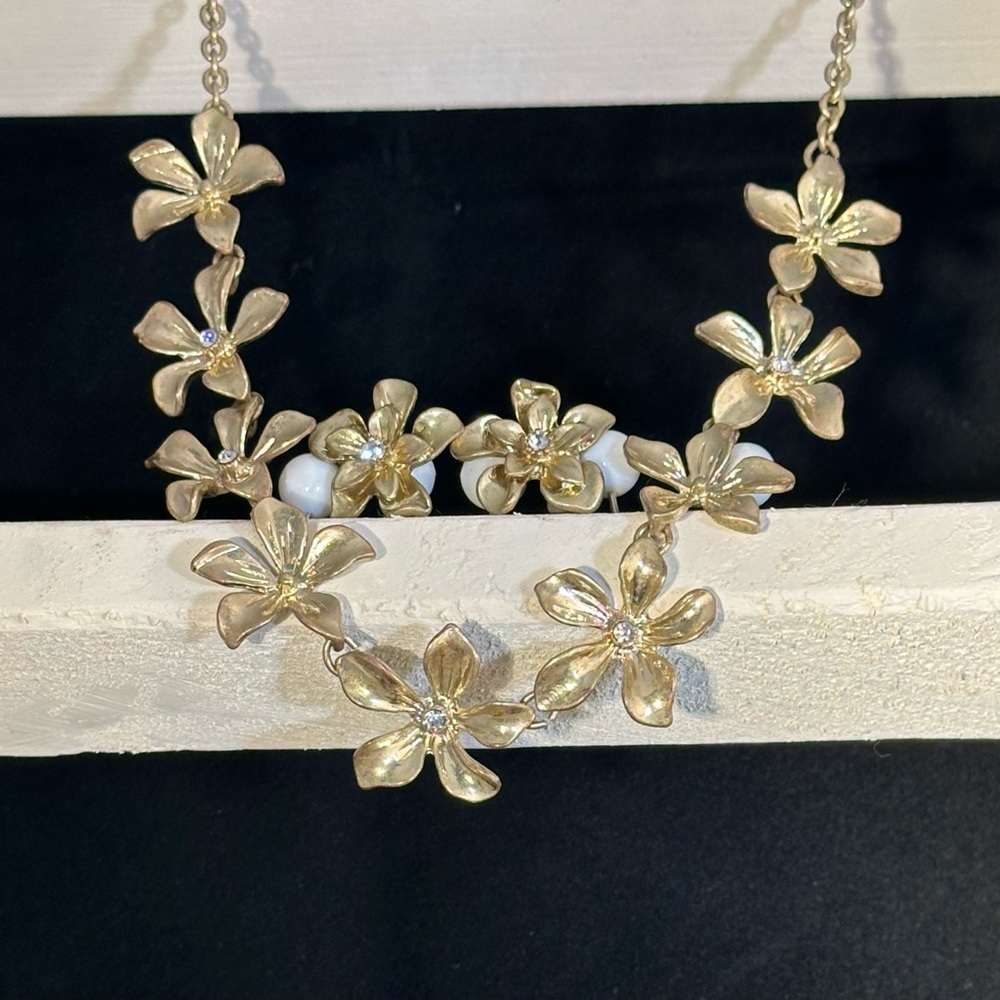 Elegant flowers necklace and earring set